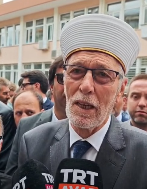 Batı Trakya'da devletin atadığı müftüleri Çınar Camisi'ne sokmadıkları gerekçesiyle yargılanan 4 Türk azınlık mensubunun davası, adliye önündeki gergin protestolar ve yoğun destek eşliğinde ileri bir tarihe ertelendi.